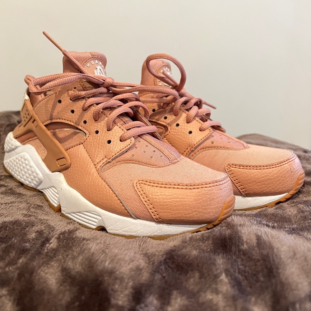 Very gently worn Nike Huarache Dusted Clay Gum (nude/tan) womens size 7